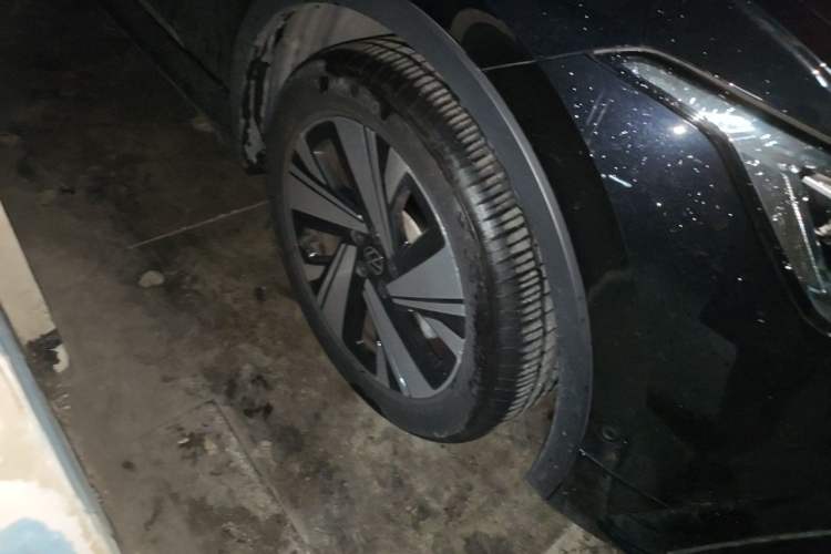 Used Volkswagen Tiguan L 2023 Restyled 330TSI Automatic Two-Wheel Drive R-Line Enhanced Comfort Version Right Front Wheel Hub