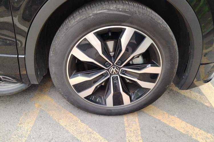 Used Volkswagen Tiguan L 2023 330TSI Automatic Two-Wheel Drive R-Line Enjoyment Edition Right Front Wheel Hub