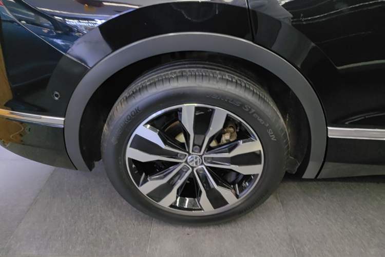 Used Volkswagen Tiguan L 2023 Restyled 330TSI Automatic Two-Wheel Drive R-Line Enhanced Comfort Version Right Rear Wheel Hub