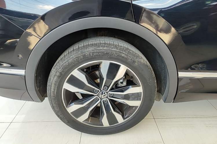 Used Volkswagen Tiguan L 2023 330TSI Automatic Two-Wheel Drive R-Line Enjoyment Edition Right Rear Wheel Hub