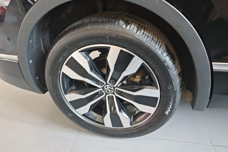 Used Volkswagen Tiguan L 2023 Restyled 330TSI Automatic Two-Wheel Drive R-Line Enhanced Comfort Version Right Rear Wheel Hub