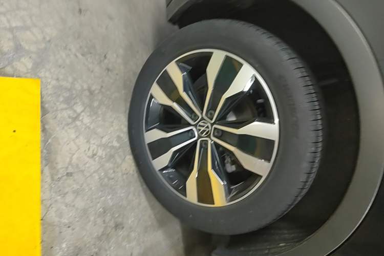 Used Volkswagen Tiguan L 2023 330TSI Automatic Two-Wheel Drive R-Line Enjoyment Edition Right Rear Wheel Hub