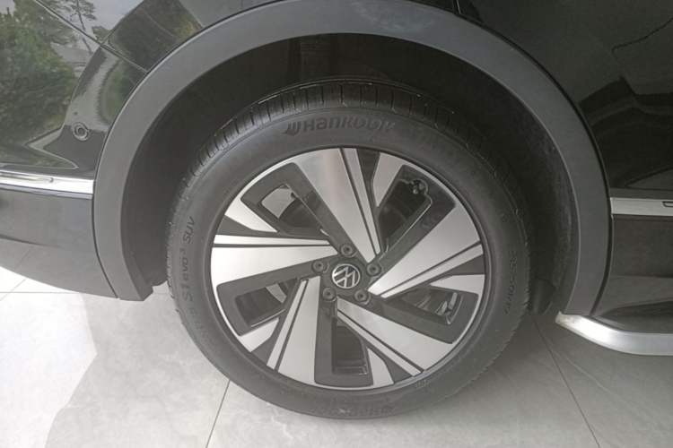 Used Volkswagen Tiguan L 2023 Restyled 330TSI Automatic Two-Wheel Drive R-Line Enhanced Comfort Version Right Rear Wheel Hub