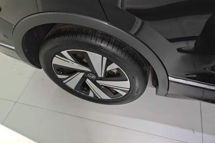 Used Volkswagen Tiguan L 2023 Restyled 330TSI Automatic Two-Wheel Drive R-Line Enhanced Comfort Version Right Rear Wheel Hub