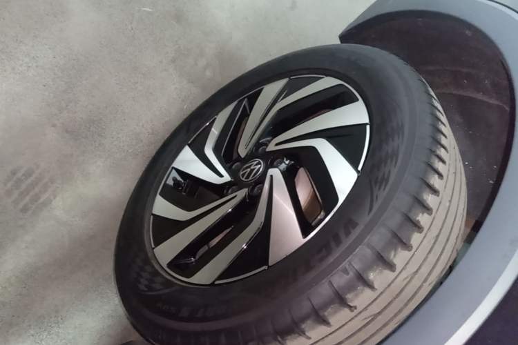 Used Volkswagen Tiguan L 2023 280TSI Automatic Two-Wheel Drive Trendy Innovation Limited Edition Right Rear Wheel Hub