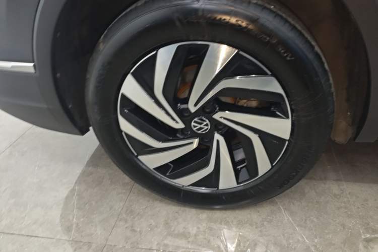 Used Volkswagen Tiguan L 2023 Revised Version 330TSI Automatic Two-Wheel Drive Smart Enjoyment Edition Right Rear Wheel Hub