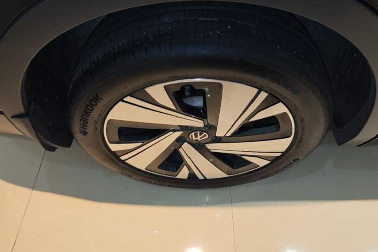 Used Volkswagen Tiguan L 2023 Restyled 330TSI Automatic Two-Wheel Drive R-Line Enhanced Comfort Version Right Rear Wheel Hub