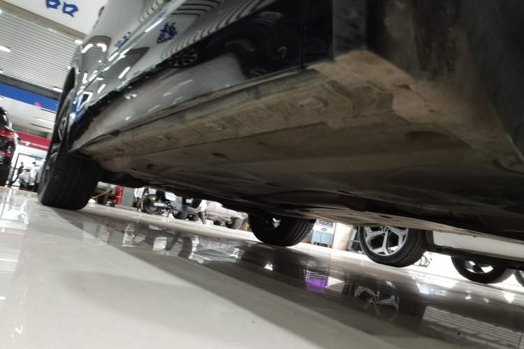 Used Volkswagen Tiguan L 2023 Restyled 330TSI Automatic Two-Wheel Drive R-Line Enhanced Comfort Version Right Side Sill