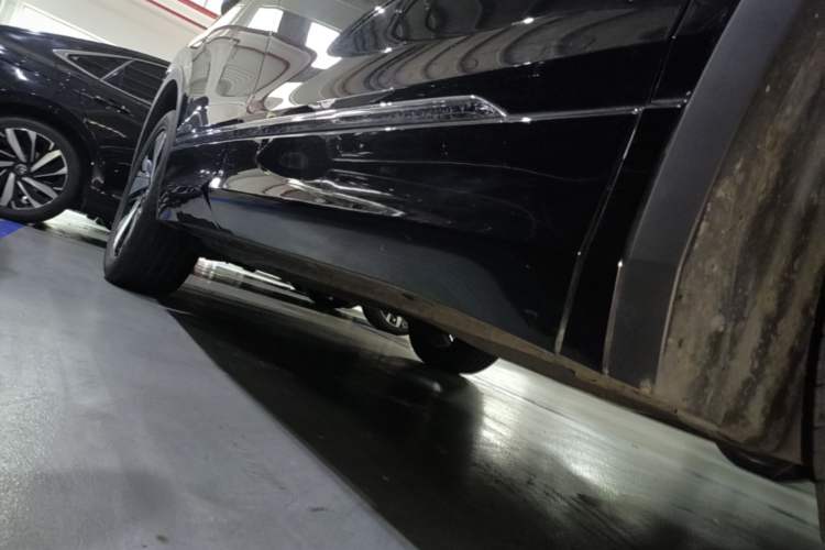 Used Volkswagen Tiguan L 2023 Restyled 330TSI Automatic Two-Wheel Drive R-Line Enhanced Comfort Version Right Side Sill