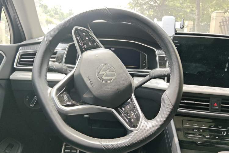 Used Volkswagen Tiguan L 2023 Restyled 330TSI Automatic Two-Wheel Drive R-Line Enhanced Comfort Version Steering Wheel