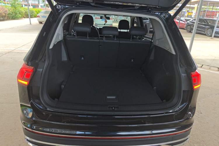Used Volkswagen Tiguan L 2023 Revised Version 330TSI Automatic Two-Wheel Drive Smart Enjoyment Edition Trunk
