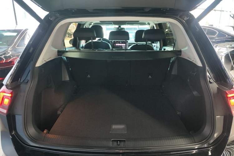Used Volkswagen Tiguan L 2023 Revised Version 330TSI Automatic Two-Wheel Drive Smart Enjoyment Edition Trunk