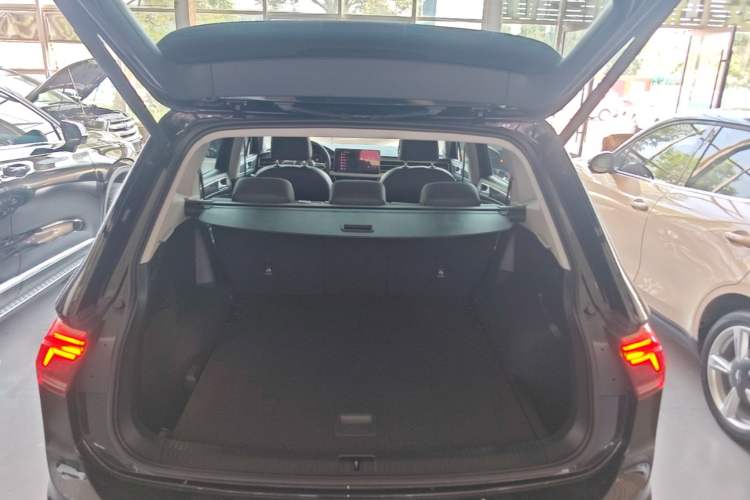 Used Volkswagen Tiguan L 2023 Restyled 330TSI Automatic Two-Wheel Drive R-Line Enhanced Comfort Version Trunk