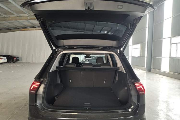 Used Volkswagen Tiguan L 2023 Restyled 330TSI Automatic Two-Wheel Drive R-Line Enhanced Comfort Version Trunk