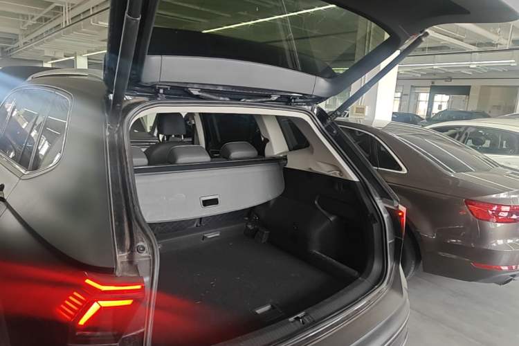 Used Volkswagen Tiguan L 2023 Restyled 330TSI Automatic Two-Wheel Drive R-Line Enhanced Comfort Version Trunk