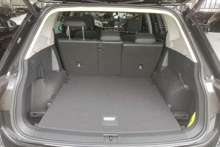 Used Volkswagen Tiguan L 2023 Restyled 330TSI Automatic Two-Wheel Drive R-Line Enhanced Comfort Version Trunk