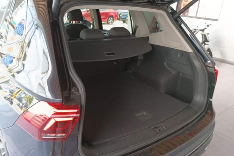 Used Volkswagen Tiguan L 2023 330TSI Automatic Two-Wheel Drive R-Line Enjoyment Edition Trunk