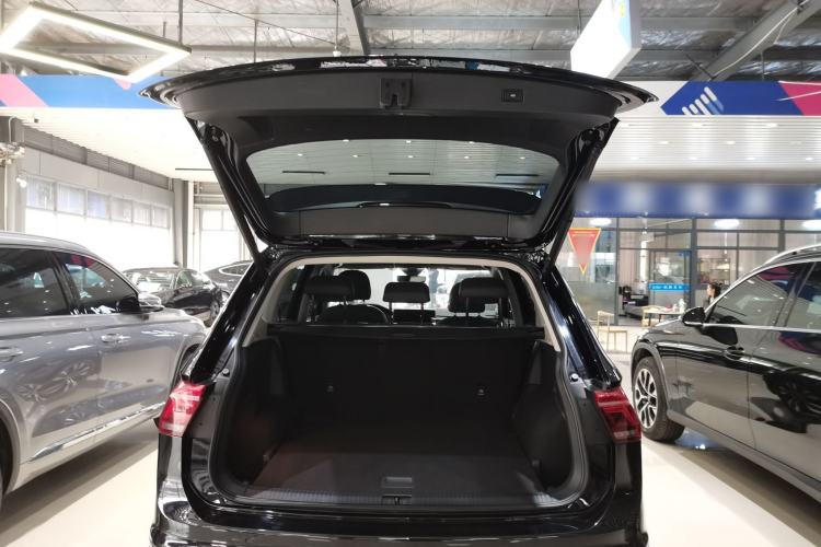 Used Volkswagen Tiguan L 2023 Restyled 330TSI Automatic Two-Wheel Drive R-Line Enhanced Comfort Version Trunk