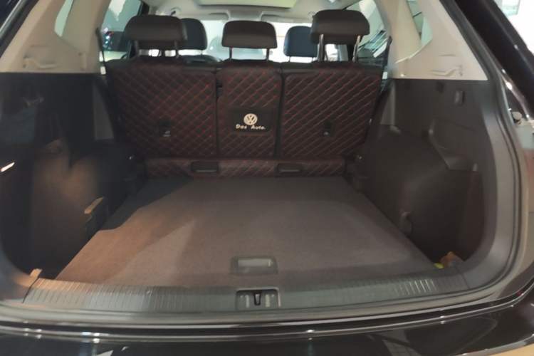 Used Volkswagen Tiguan L 2023 Restyled 330TSI Automatic Two-Wheel Drive R-Line Enhanced Comfort Version Trunk