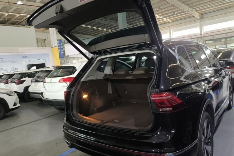 Used Volkswagen Tiguan L 2023 Restyled 330TSI Automatic Two-Wheel Drive R-Line Enhanced Comfort Version Trunk