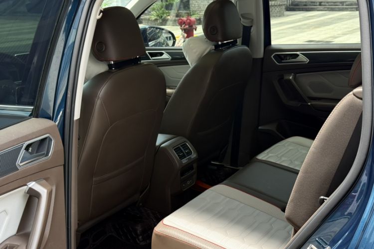 Used Volkswagen Tiguan L 2023 380TSI Automatic All-Wheel Drive R-Line Flagship 7-Seater Interior 1