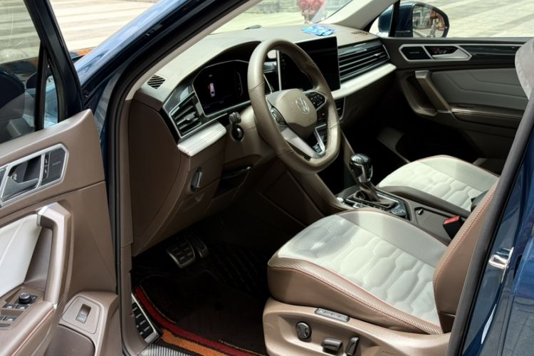 Used Volkswagen Tiguan L 2023 380TSI Automatic All-Wheel Drive R-Line Flagship 7-Seater Interior 2