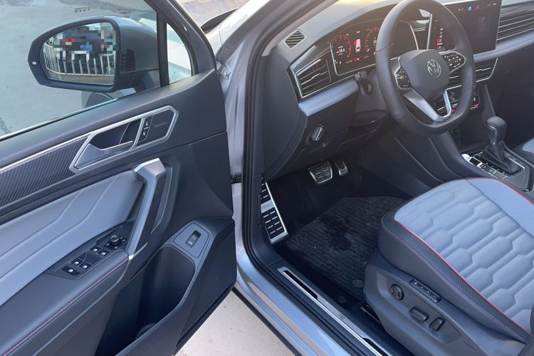 Used Volkswagen Tiguan L 2023 330TSI Automatic Two-Wheel Drive R-Line Flagship Edition Interior 1