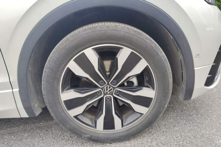 Used Volkswagen Tiguan L 2023 330TSI Automatic Two-Wheel Drive R-Line Enjoyment Edition Right Front Wheel Hub