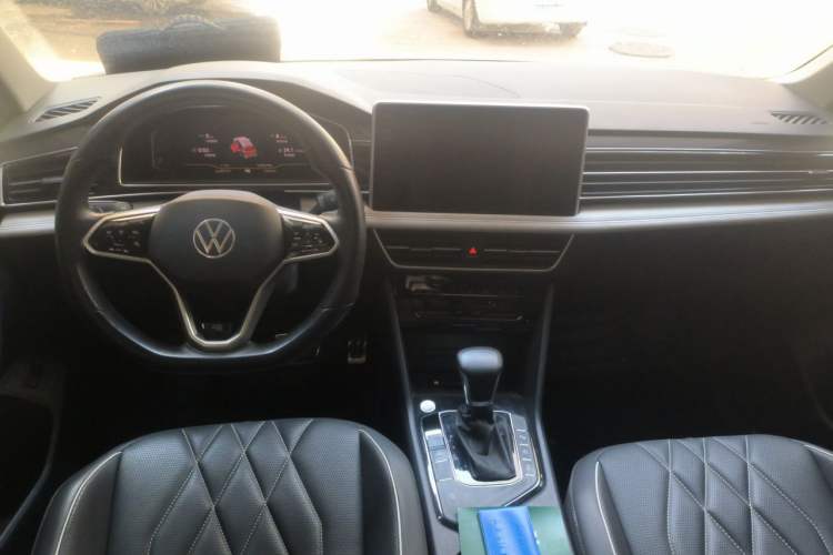 Used Volkswagen Tiguan L 2023 330TSI Automatic Two-Wheel Drive R-Line Enjoyment Edition Center Console