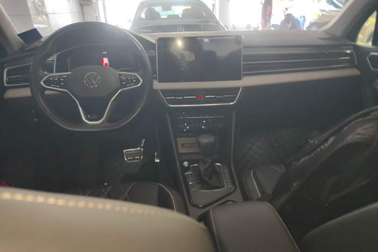 Used Volkswagen Tiguan L 2023 330TSI Automatic Two-Wheel Drive R-Line Enjoyment Edition Center Console