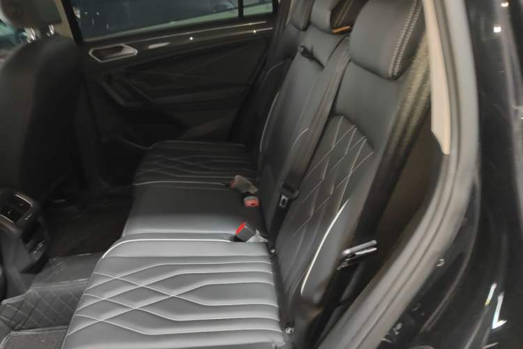 Used Volkswagen Tiguan L 2023 330TSI Automatic Two-Wheel Drive R-Line Enjoyment Edition Left Rear Seat