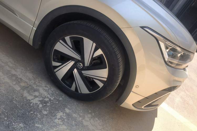 Used Volkswagen Tiguan L 2023 330TSI Automatic Two-Wheel Drive R-Line Enjoyment Edition Right Front Wheel Hub