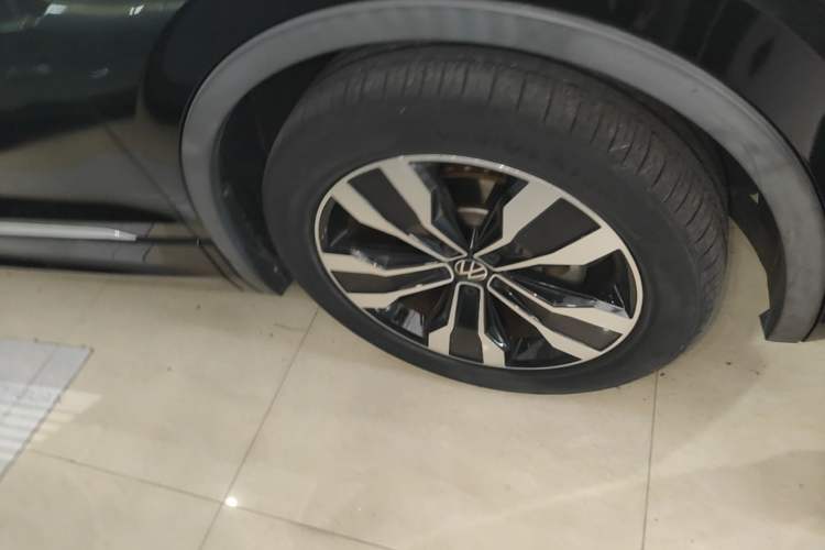 Used Volkswagen Tiguan L 2023 330TSI Automatic Two-Wheel Drive R-Line Enjoyment Edition Right Front Wheel Hub