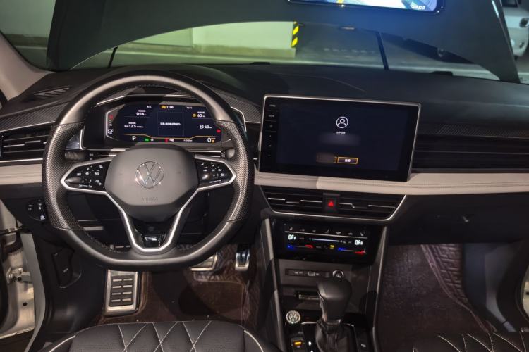 Used Volkswagen Tiguan L 2023 330TSI Automatic Two-Wheel Drive R-Line Enjoyment Edition Center Console