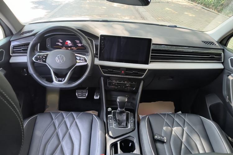 Used Volkswagen Tiguan L 2023 330TSI Automatic Two-Wheel Drive R-Line Enjoyment Edition Center Console