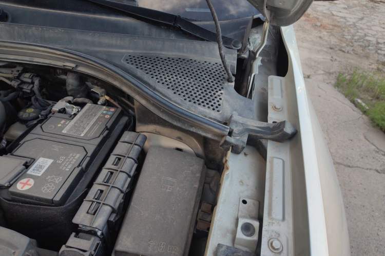 Used Volkswagen Tiguan L 2023 330TSI Automatic Two-Wheel Drive R-Line Flagship Edition Engine Bay Left