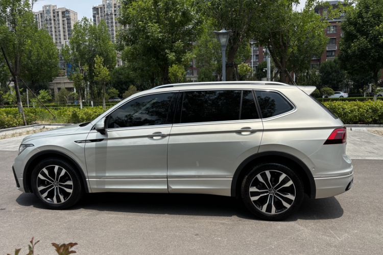 Used Volkswagen Tiguan L 2023 330TSI Automatic Two-Wheel Drive R-Line Enjoyment Edition Exterior 3