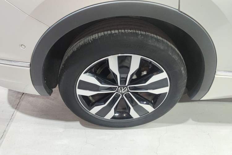 Used Volkswagen Tiguan L 2023 330TSI Automatic Two-Wheel Drive R-Line Enjoyment Edition Exterior 5