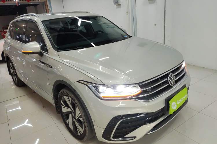 Used Volkswagen Tiguan L 2023 Restyled 330TSI Automatic Two-Wheel Drive R-Line Enhanced Comfort Version Front Right 45 Deg
