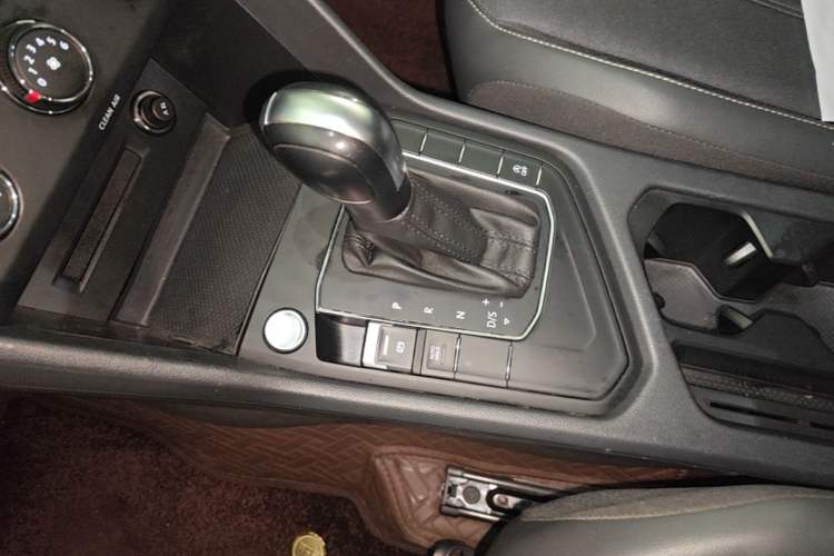 Used Volkswagen Tiguan L 2023 330TSI Automatic Two-Wheel Drive Comfort Edition Gear Lever