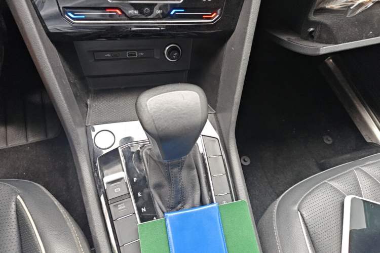 Used Volkswagen Tiguan L 2023 Revised Version 330TSI Automatic Two-Wheel Drive Smart Enjoyment Edition Gear Lever