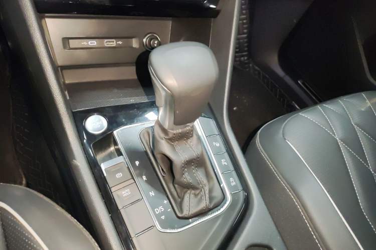 Used Volkswagen Tiguan L 2023 Restyled 330TSI Automatic Two-Wheel Drive R-Line Enhanced Comfort Version Gear Lever