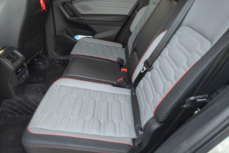 Used Volkswagen Tiguan L 2023 330TSI Automatic Two-Wheel Drive R-Line Flagship Edition Left Rear Seat