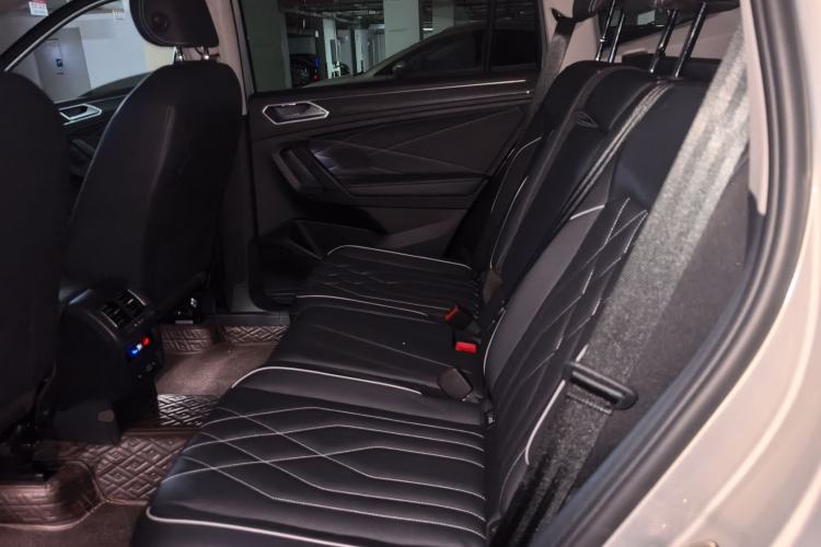 Used Volkswagen Tiguan L 2023 330TSI Automatic Two-Wheel Drive R-Line Enjoyment Edition Left Rear Seat