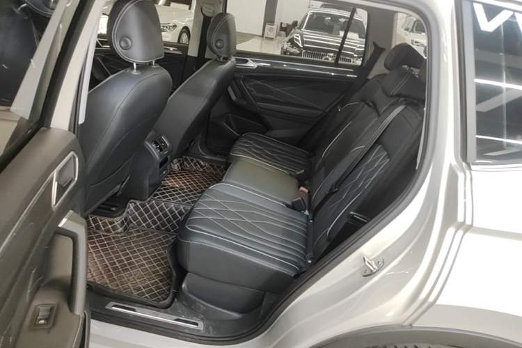 Used Volkswagen Tiguan L 2023 330TSI Automatic Two-Wheel Drive R-Line Enjoyment Edition Left Rear Seat
