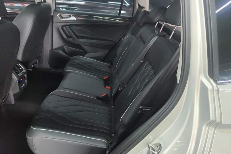 Used Volkswagen Tiguan L 2023 330TSI Automatic Two-Wheel Drive R-Line Enjoyment Edition Left Rear Seat