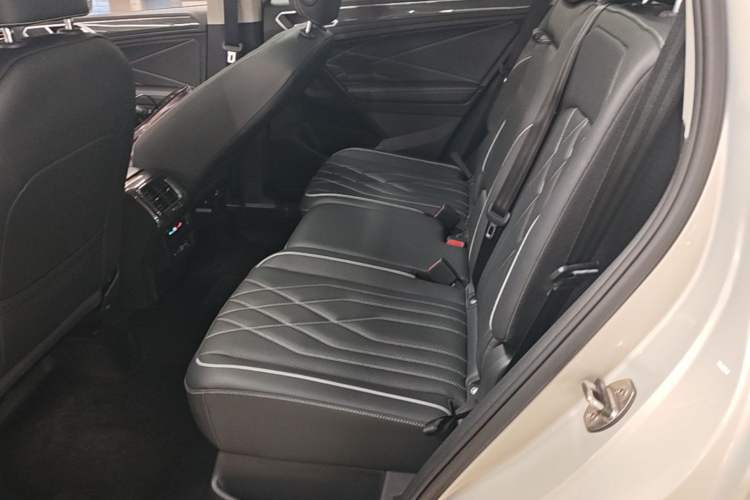 Used Volkswagen Tiguan L 2023 330TSI Automatic Two-Wheel Drive R-Line Enjoyment Edition Left Rear Seat