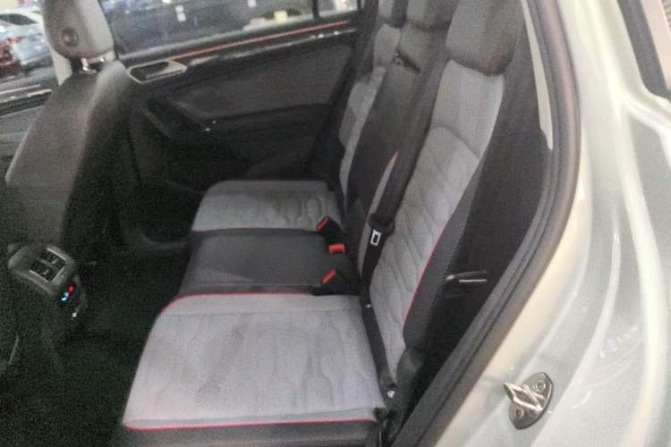 Used Volkswagen Tiguan L 2023 330TSI Automatic Two-Wheel Drive R-Line Flagship Edition Left Rear Seat