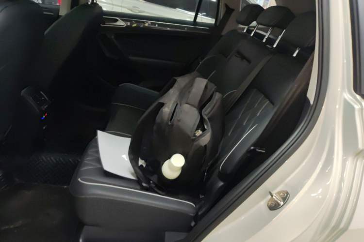 Used Volkswagen Tiguan L 2023 Restyled 330TSI Automatic Two-Wheel Drive R-Line Enhanced Comfort Version Left Rear Seat