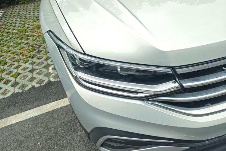 Used Volkswagen Tiguan L 2023 Revised Version 330TSI Automatic Two-Wheel Drive Smart Enjoyment Edition Right Front Headlight